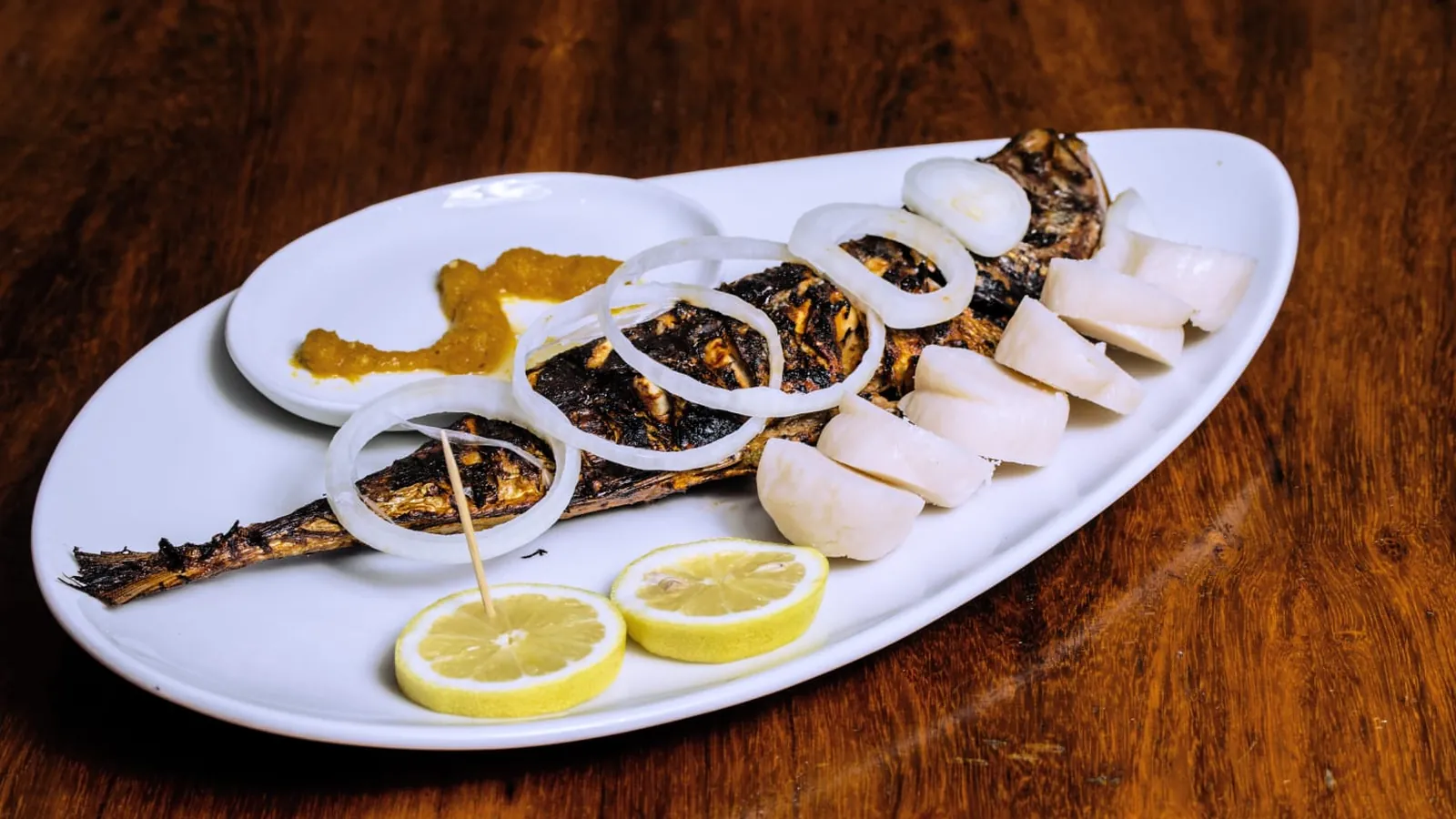 Grilled Thomson fish with onion, lemon and cassava